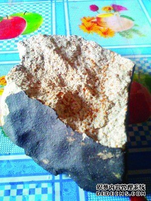 据相关统计,地球每天都要接受5万吨这样的“礼物”,但是它们大多数在高空就已燃尽,即便落在地上也难找到。(董忠立 摄) 据相关统计,地球每天都要接受5万吨这样的“礼物”,但是它们大多数在高空就已燃尽,即便落在地上也难找到。(董忠立 摄)